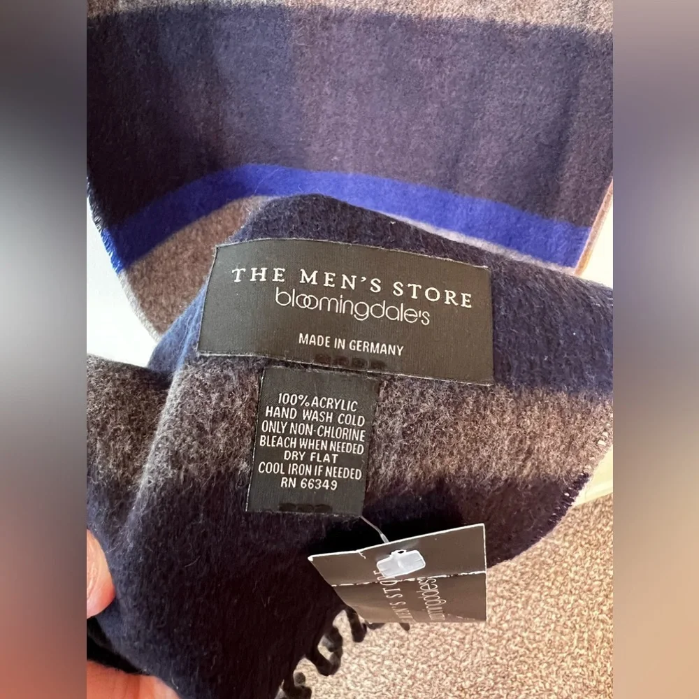 The Men’s Store Bloomingdales NWT New Men’s Blue And‎ Gray Striped Scarf
